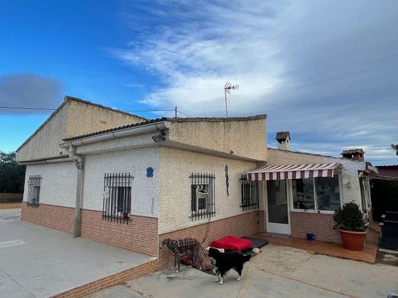 Foto 1 de Xalet en venda a Pedralba de 4 habitacions amb terrassa i piscina