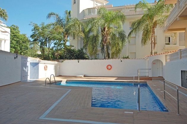 Foto 1 de Pis en lloguer a La Carihuela de 1 habitació amb piscina i mobles