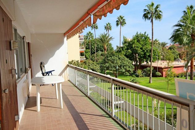 Foto 1 de Venta de piso en La Carihuela de 4 habitaciones con terraza y piscina