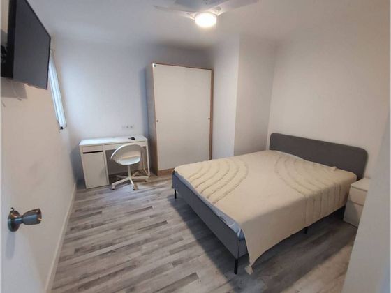 Foto 2 de Pis en lloguer a calle De Bilbao de 4 habitacions amb mobles i balcó