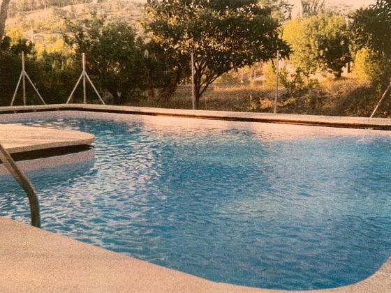 Foto 1 de Xalet en venda a Centro - Chiva de 3 habitacions amb terrassa i piscina