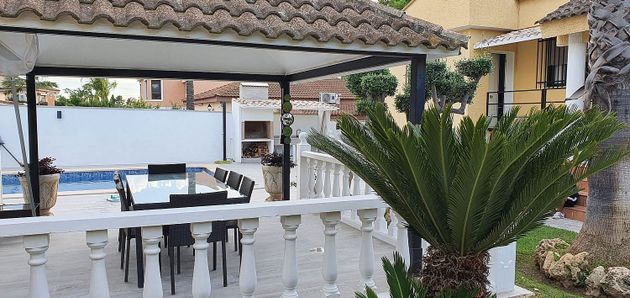 Foto 2 de Venta de chalet en Montepilar de 4 habitaciones con terraza y piscina