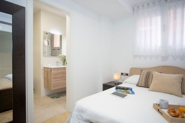 Foto 1 de Dúplex en lloguer a calle Rafael Comenge de 3 habitacions amb mobles i aire acondicionat