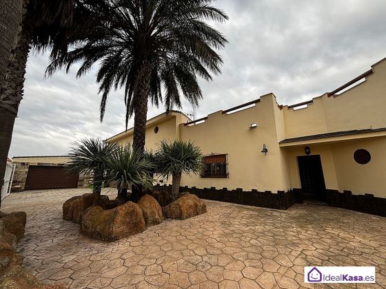 Foto 1 de Venta de chalet en Carmona de 5 habitaciones con terraza y piscina
