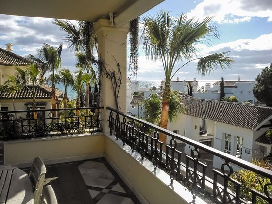 Foto 2 de Piso en alquiler en Los Monteros - Bahía de Marbella de 3 habitaciones con terraza y piscina