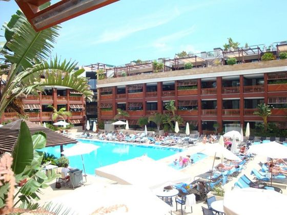 Foto 1 de Venta de piso en Puerto Banús de 3 habitaciones con terraza y piscina