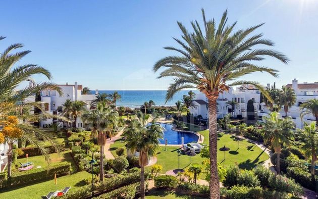 Foto 1 de Piso en venta en Los Monteros - Bahía de Marbella de 3 habitaciones con terraza y piscina