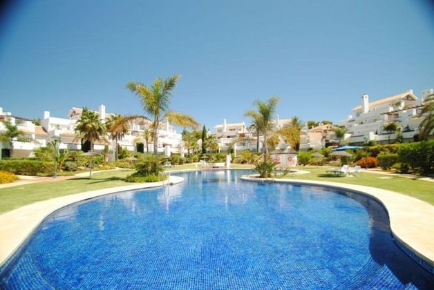 Foto 2 de Piso en venta en Los Monteros - Bahía de Marbella de 3 habitaciones con terraza y piscina