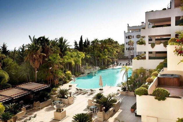 Foto 1 de Alquiler de piso en Lomas de Marbella Club - Puente Romano de 2 habitaciones con terraza y piscina
