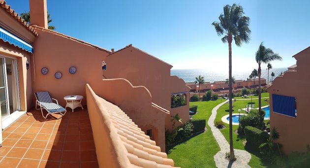 Foto 1 de Alquiler de ático en Estepona Oeste - Valle Romano - Bahía Dorada de 2 habitaciones con terraza y piscina