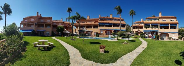 Foto 2 de Alquiler de ático en Estepona Oeste - Valle Romano - Bahía Dorada de 2 habitaciones con terraza y piscina