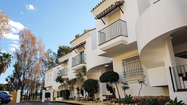 Foto 1 de Alquiler de piso en Los Naranjos - Las Brisas de 2 habitaciones con terraza y piscina