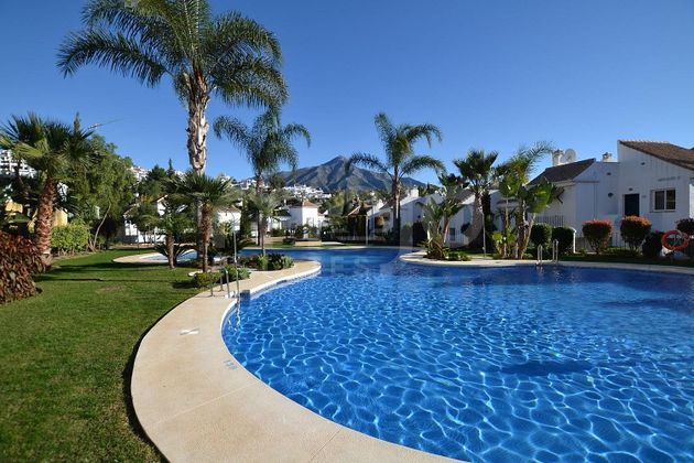 Foto 2 de Alquiler de piso en Los Naranjos - Las Brisas de 2 habitaciones con terraza y piscina