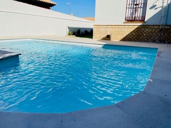 Foto 2 de Venta de chalet en Montequinto de 4 habitaciones con terraza y piscina