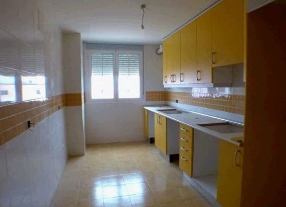Foto 2 de Venta de piso en calle Don José Montalvo de 3 habitaciones y 112 m²