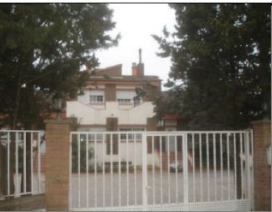 Foto 1 de Casa en venda a calle De Monzalbarba de 6 habitacions i 301 m²