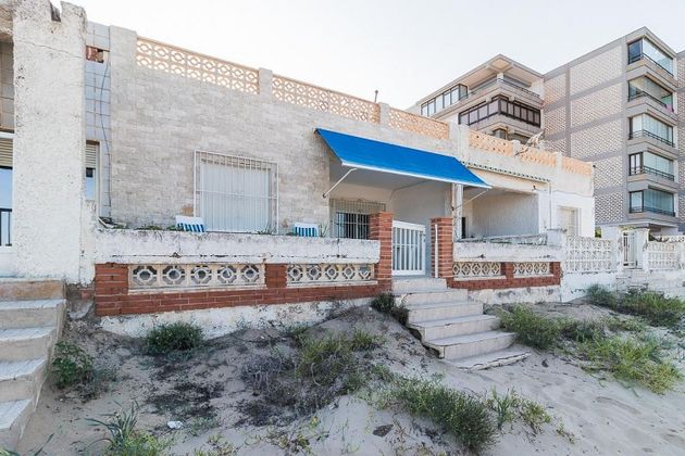 Foto 1 de Casa en venda a Guardamar Playa de 3 habitacions amb terrassa