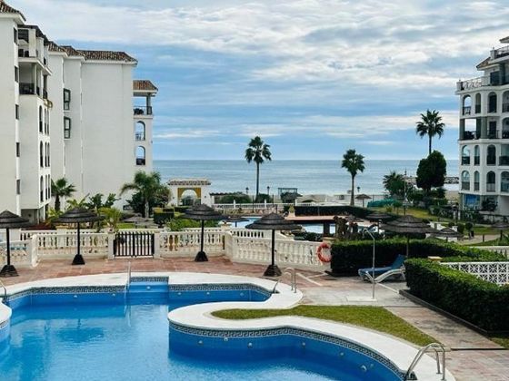 Foto 1 de Pis en venda a Puerto de la Duquesa de 3 habitacions amb terrassa i piscina