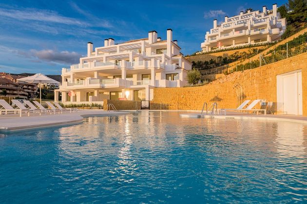 Foto 1 de Piso en venta en urbanización Nueva Andalucia L de 2 habitaciones con terraza y piscina