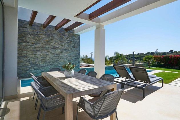 Foto 2 de Alquiler de chalet en Cabo Pino - Reserva de Marbella de 5 habitaciones con terraza y piscina