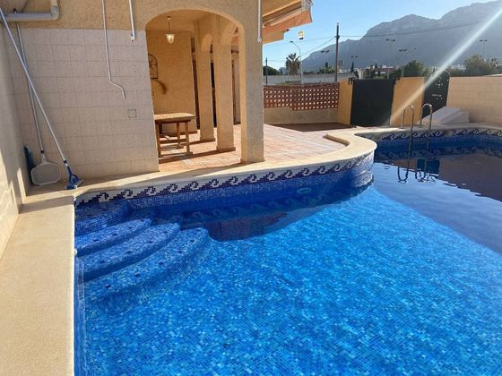Foto 2 de Casa adossada en venda a Calabardina de 5 habitacions amb piscina i balcó