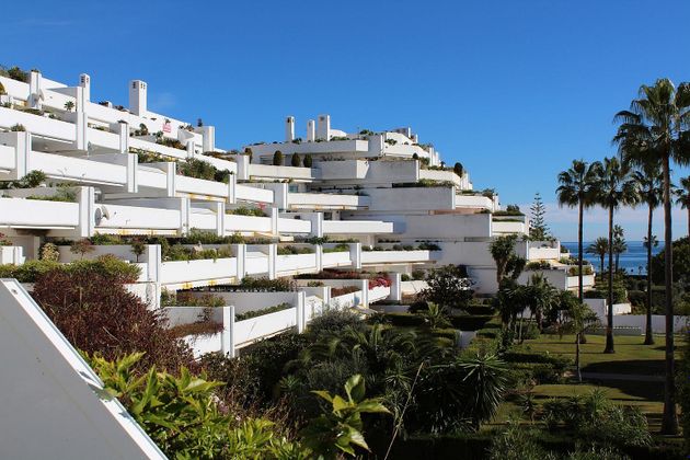 Foto 1 de Venta de piso en Guadalmina de 4 habitaciones con terraza y piscina