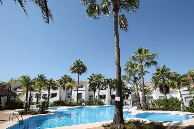 Foto 1 de Venta de casa en Lomas de Marbella Club - Puente Romano de 5 habitaciones con terraza y piscina