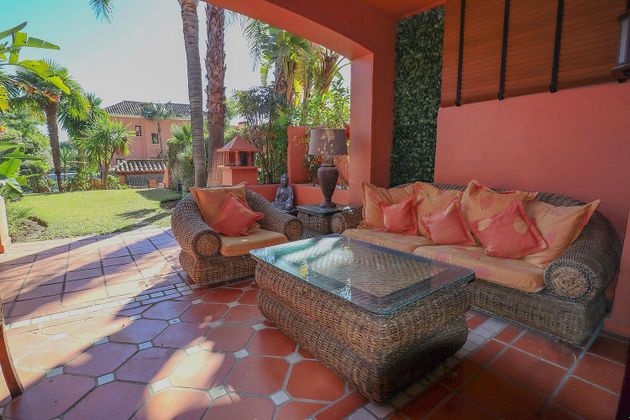 Foto 2 de Venta de casa adosada en Lomas de Marbella Club - Puente Romano de 5 habitaciones con terraza y piscina