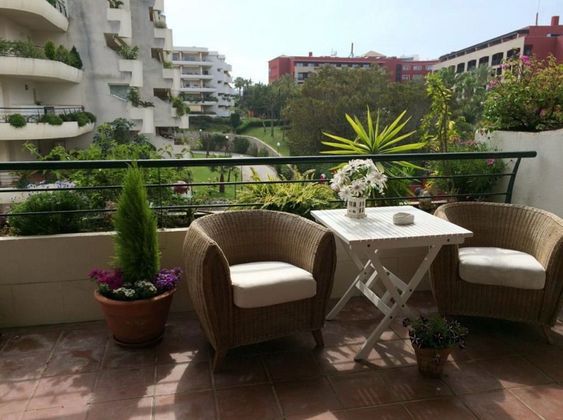 Foto 2 de Venta de piso en Guadalmina de 2 habitaciones con terraza y piscina