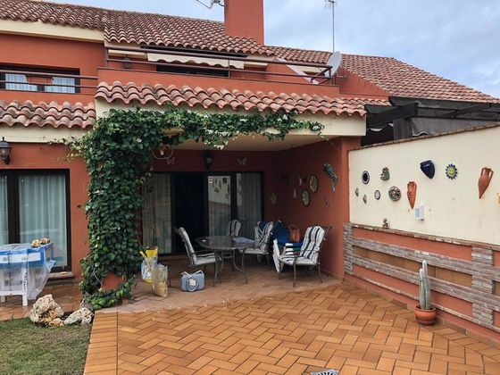Foto 1 de Casa adossada en venda a calle Las Rosas de la Duquesa de 6 habitacions amb terrassa i piscina