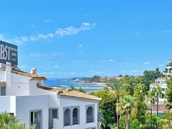 Foto 1 de Àtic en venda a Puerto Banús de 2 habitacions amb terrassa i aire acondicionat