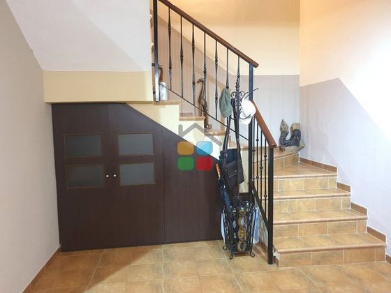 Foto 1 de Casa en venda a Fuerte del Rey de 3 habitacions amb terrassa i garatge