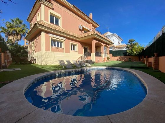 Foto 1 de Xalet en venda a Torrequebrada de 5 habitacions amb terrassa i piscina