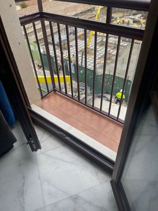 Foto 2 de Pis en venda a calle Valdepeñas de 2 habitacions amb garatge i balcó
