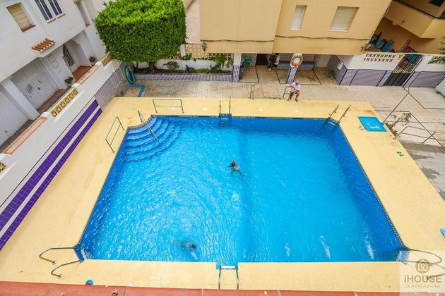 Foto 1 de Alquiler de piso en paseo Marítimo Andrés Segovia de 2 habitaciones con piscina y garaje