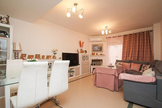 Foto 1 de Casa en venta en Gelves de 4 habitaciones con terraza y aire acondicionado
