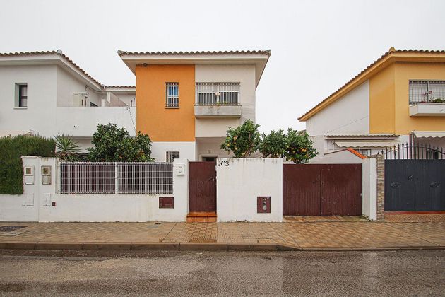 Foto 2 de Casa en venta en Gelves de 4 habitaciones con terraza y aire acondicionado
