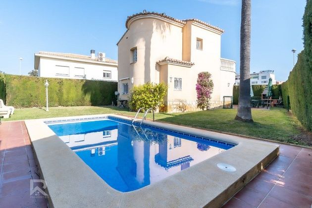 Foto 1 de Casa en venda a Oliva Nova de 3 habitacions amb piscina i calefacció