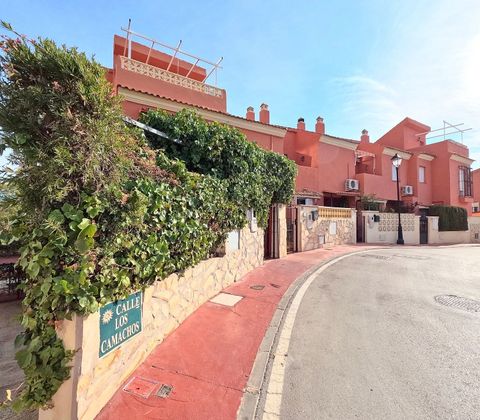 Foto 1 de Casa adossada en venda a calle Los Camachos de 4 habitacions amb terrassa i piscina