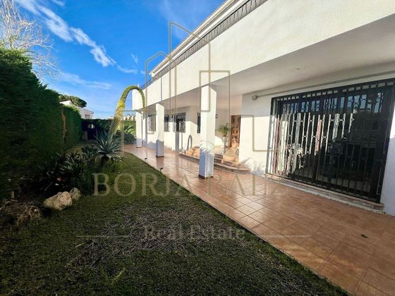 Foto 2 de Chalet en venta en calle Chilches Costa de 9 habitaciones con terraza y piscina