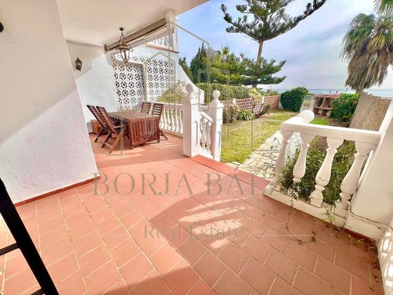 Foto 2 de Casa adossada en venda a calle Benajarafe de 4 habitacions amb terrassa i jardí