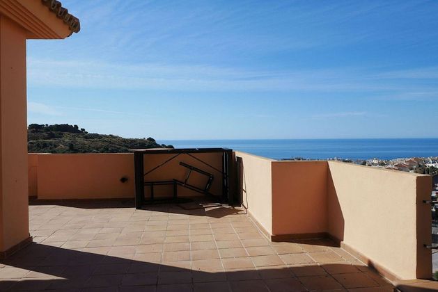 Foto 1 de Venta de ático en Calahonda de 3 habitaciones con terraza y piscina