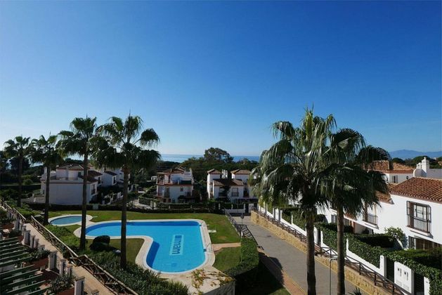 Foto 1 de Casa adossada en venda a urbanización Jardines del Puerto de 2 habitacions amb terrassa i piscina