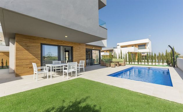 Foto 1 de Casa en venda a calle Río Pisuerga de 3 habitacions amb terrassa i piscina