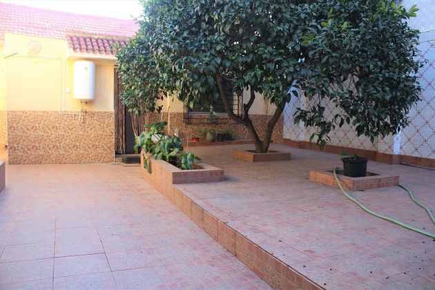 Foto 2 de Casa adosada en venta en Alumbres - Escombreras de 4 habitaciones con jardín y aire acondicionado