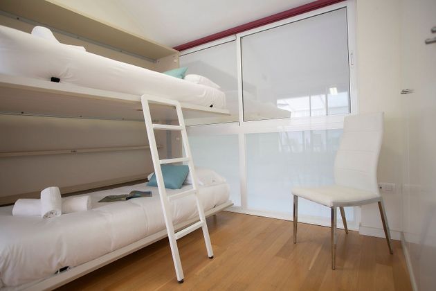 Foto 2 de Pis en lloguer a calle Del Vestuario de 2 habitacions amb mobles i aire acondicionat