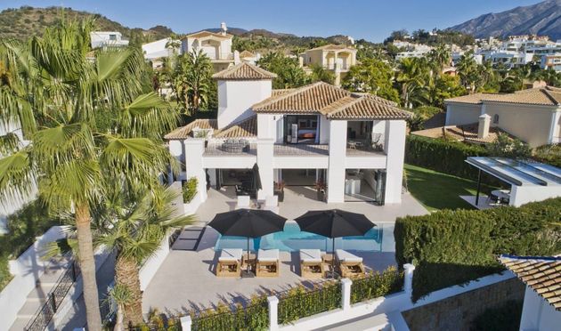Foto 2 de Xalet en venda a Los Naranjos - Las Brisas de 5 habitacions amb terrassa i piscina