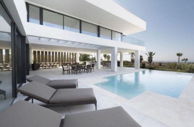 Foto 2 de Chalet en alquiler en calle Mirabella Hills de 5 habitaciones con terraza y piscina