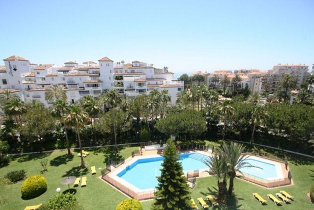 Foto 1 de Pis en lloguer a calle Playas del Duque de 2 habitacions amb terrassa i piscina