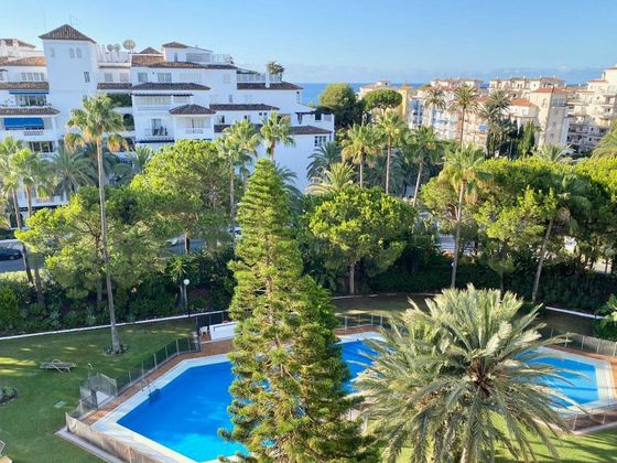 Foto 2 de Pis en lloguer a calle Playas del Duque de 2 habitacions amb terrassa i piscina